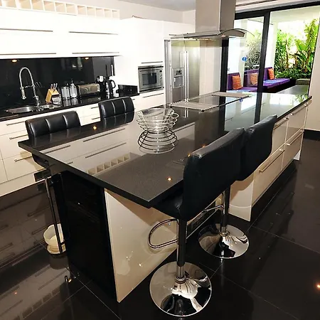 Tranquila Luxury 6 Bedroom In Holiday home