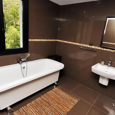 Tranquila Luxury 6 Bedroom In Holiday home